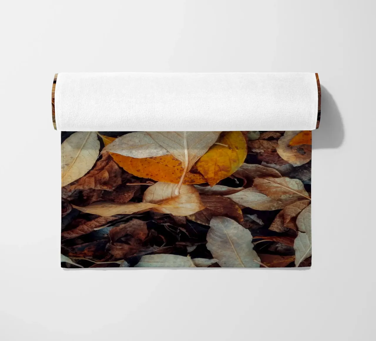 una foglia rossa telo mare da Earthly Visions