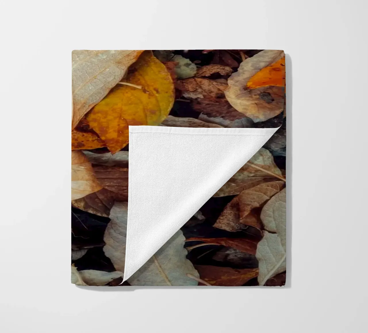 una foglia rossa telo mare da Earthly Visions