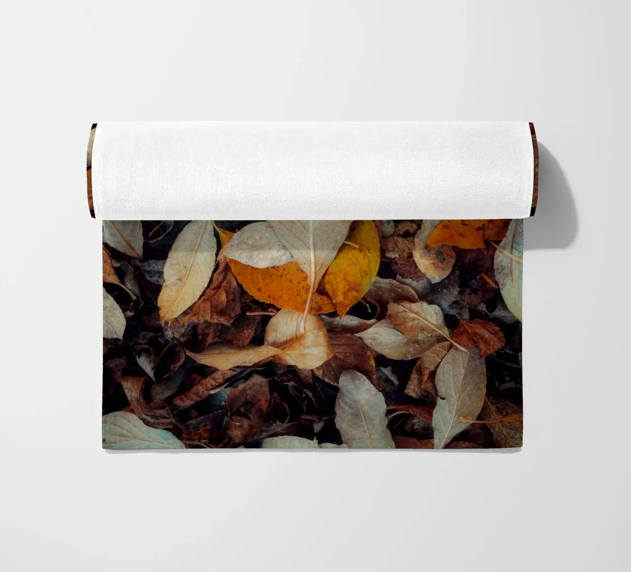 una foglia rossa telo mare da Earthly Visions