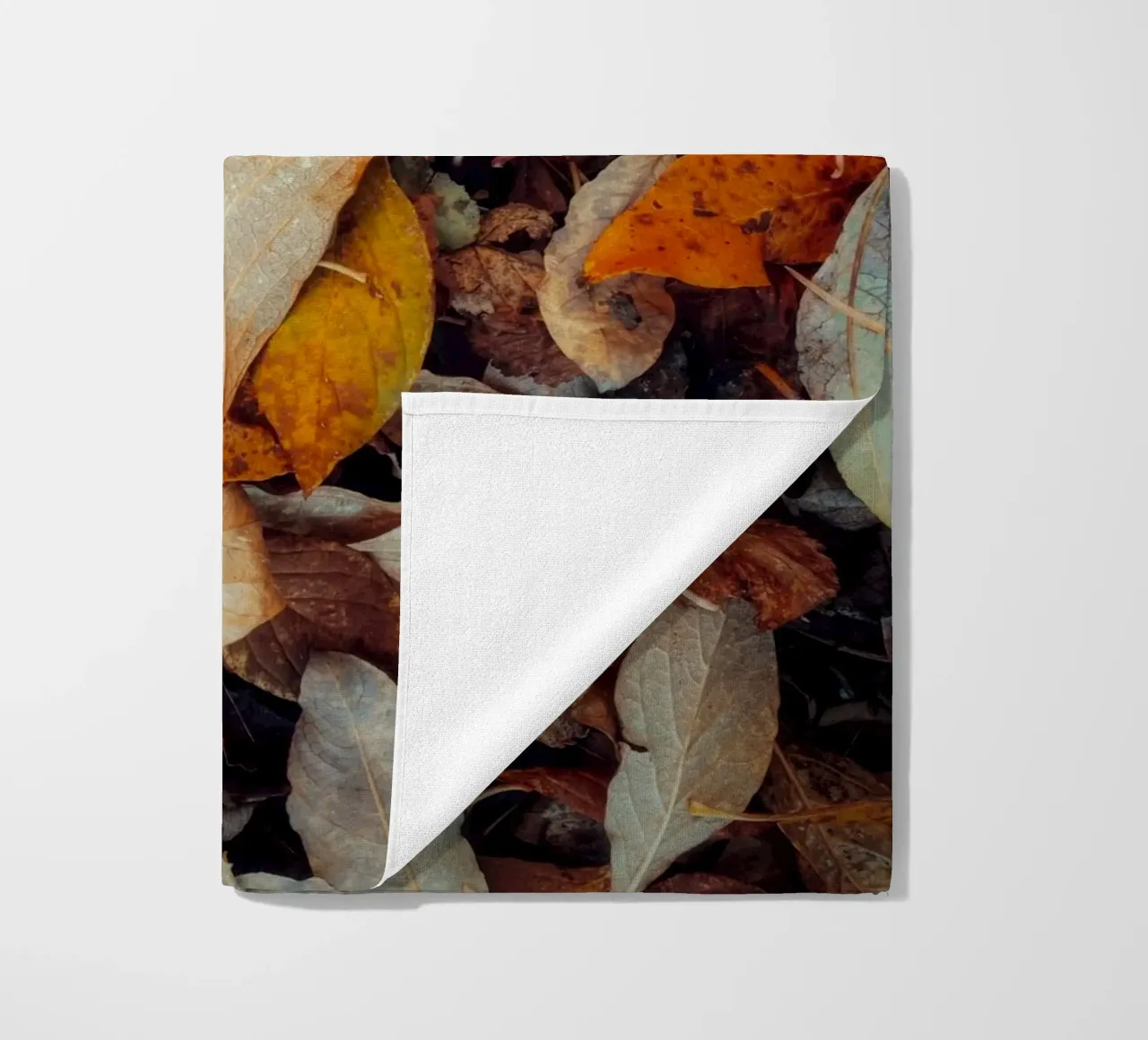 una foglia rossa telo mare da Earthly Visions