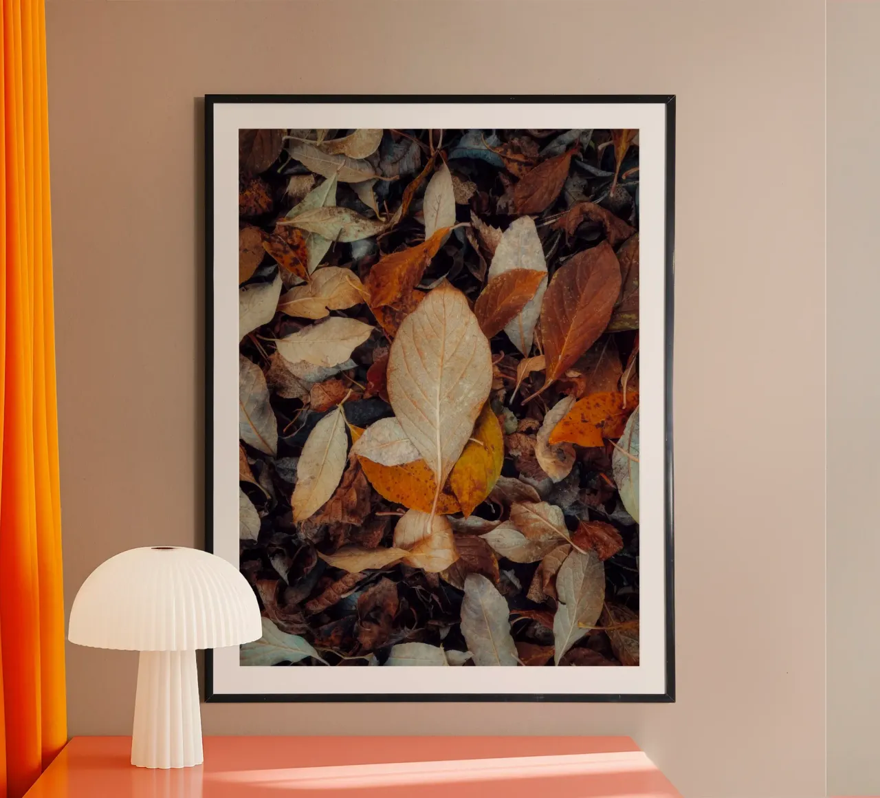 una foglia rossa poster da Earthly Visions