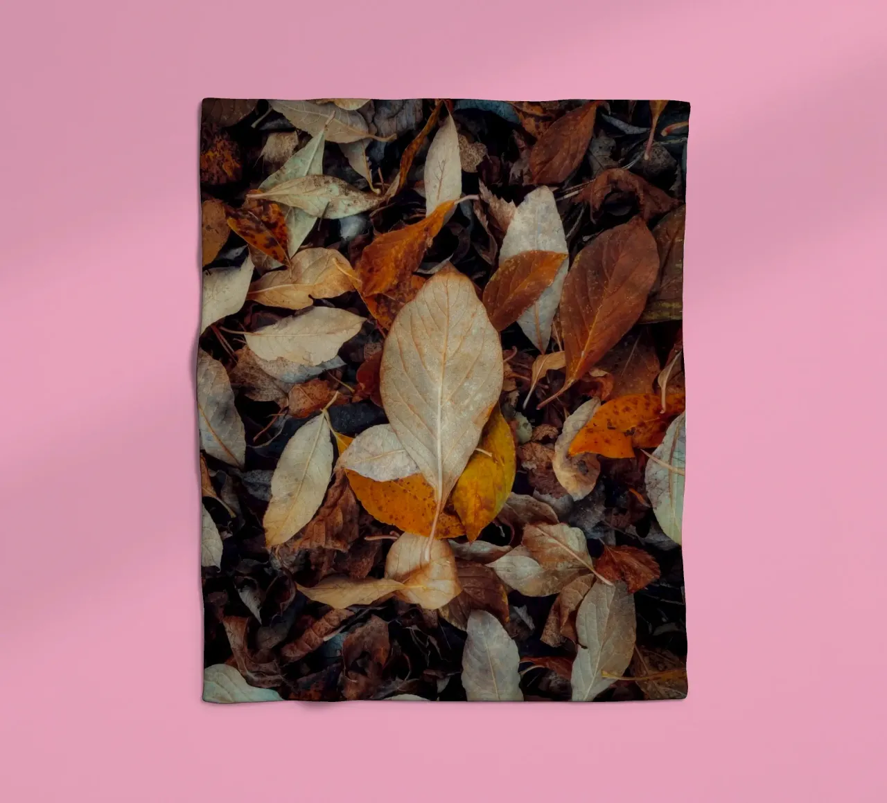 ein rotes Blatt Fleecedecke von Earthly Visions