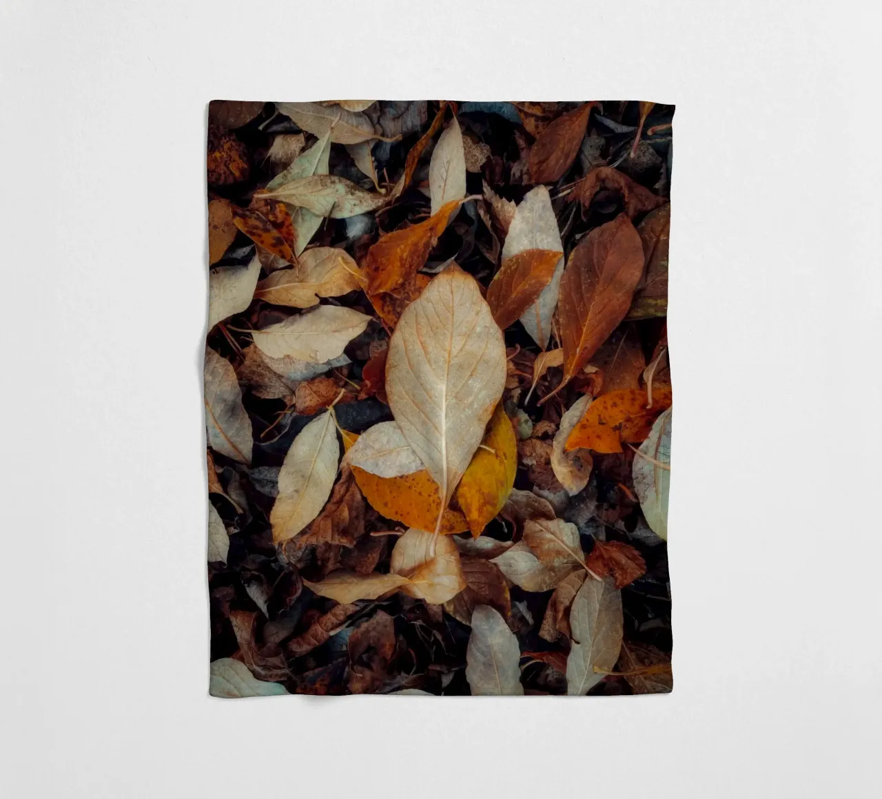 ein rotes Blatt Fleecedecke von Earthly Visions