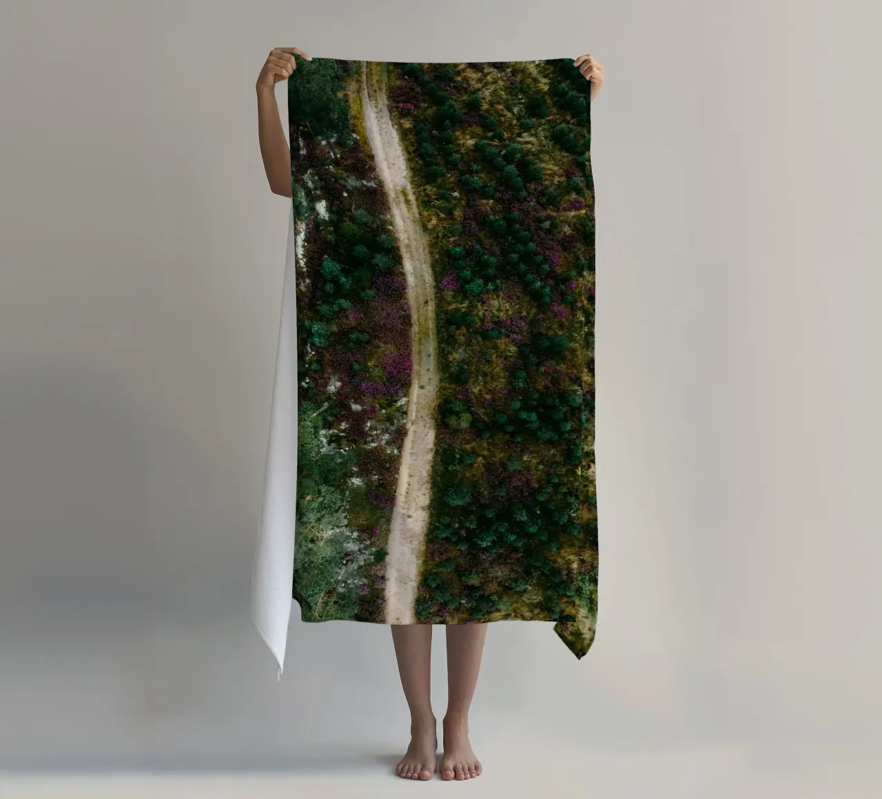 sentiero nella foresta telo mare da Earthly Visions