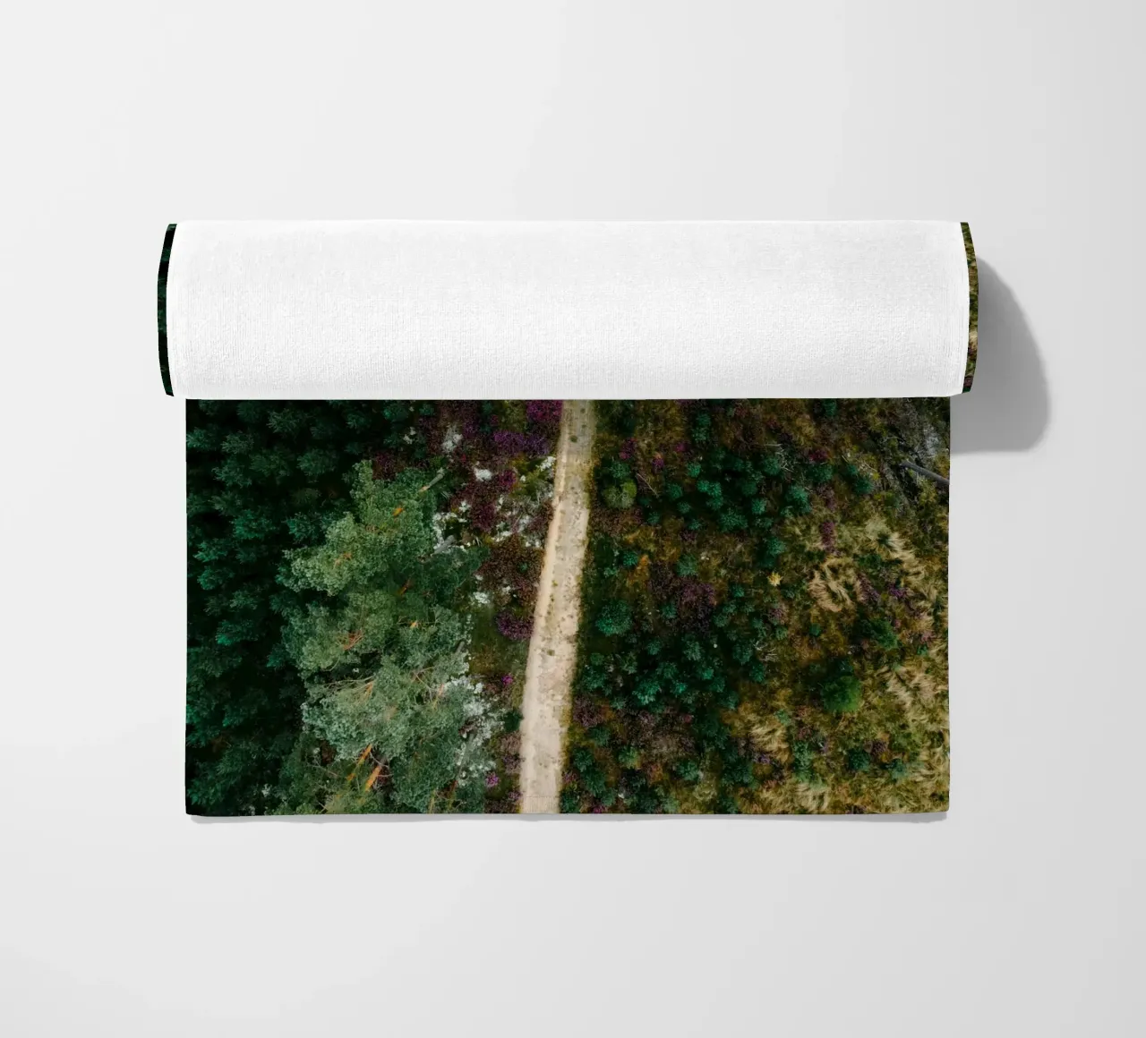 sentiero nella foresta telo mare da Earthly Visions