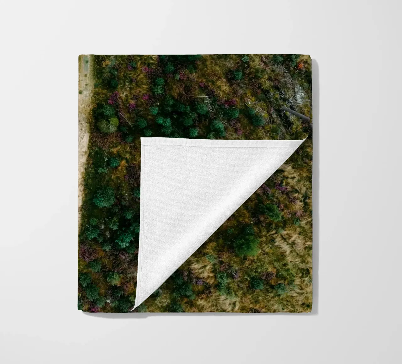 sentiero nella foresta telo mare da Earthly Visions