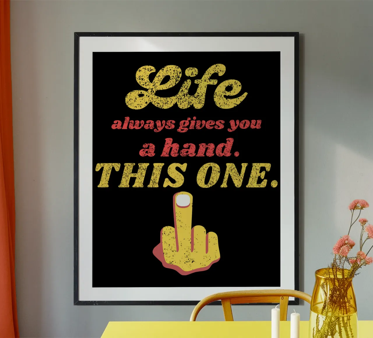 La vita ti dà sempre una mano Sarcasmo Inappropriato Maleducazione poster con telaio in legno da sillyindustries