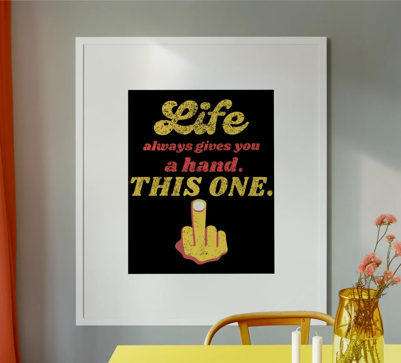 La vita ti dà sempre una mano Sarcasmo Inappropriato Maleducazione poster con telaio in legno da sillyindustries