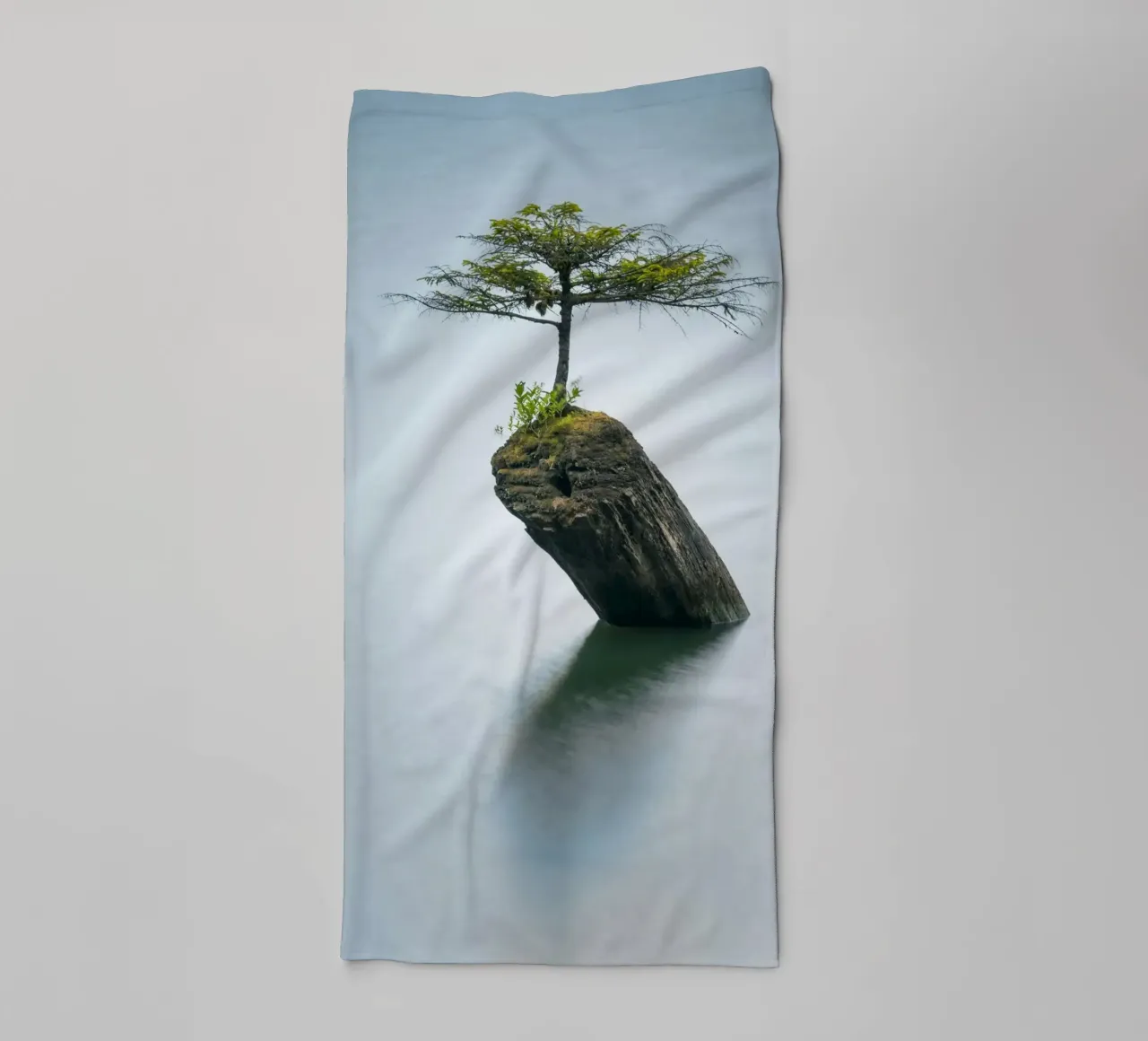 single tree on rock asciugamano da bagno da morgal
