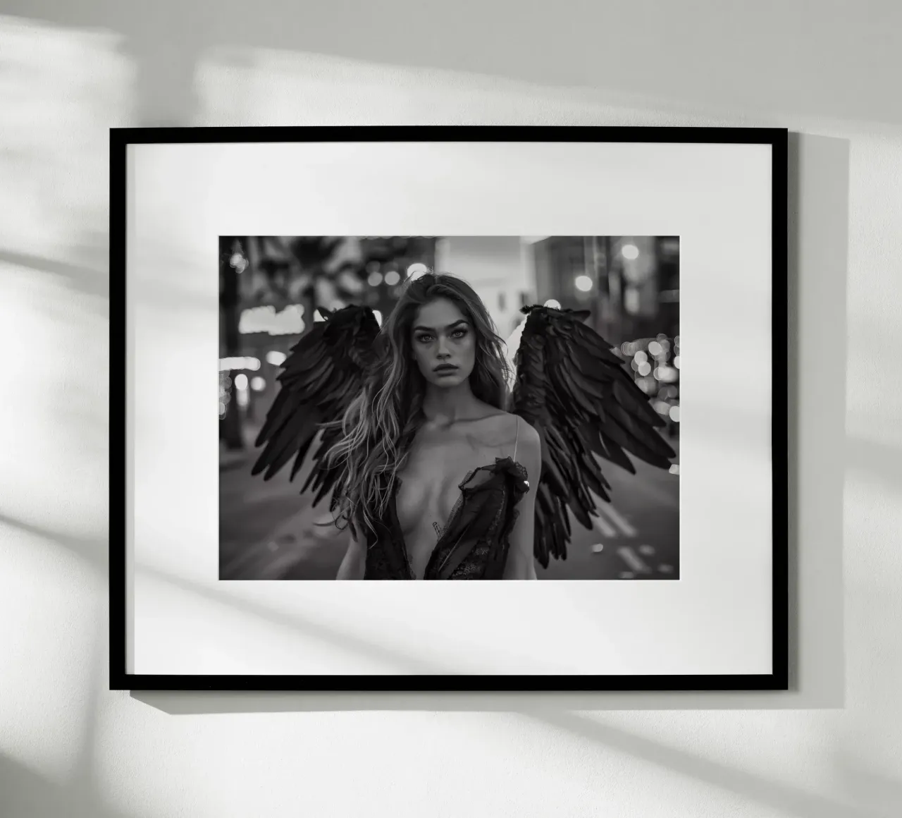 Angelo caduto in città | Foto di strada monocromatica poster da Autofocus