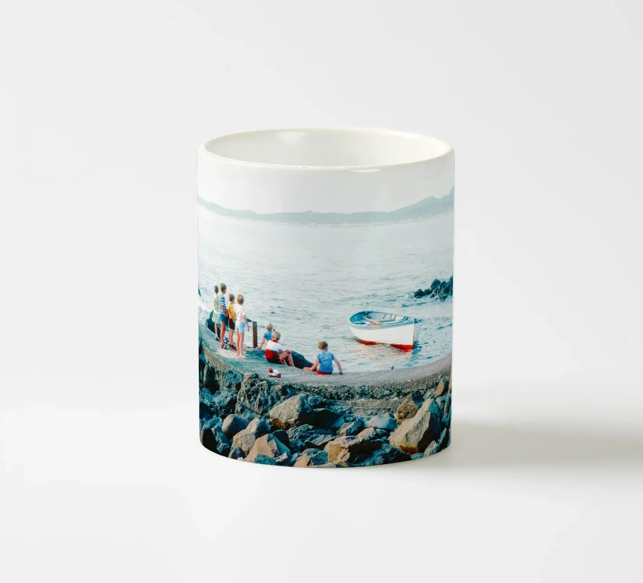 I bambini fanno il bagno in mare tazza in ceramica da lesuki