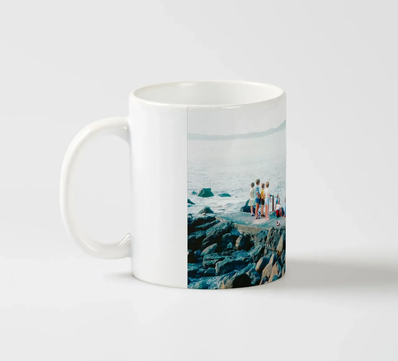 I bambini fanno il bagno in mare tazza in ceramica da lesuki