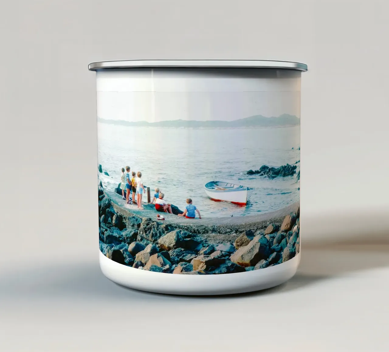 I bambini fanno il bagno in mare tazza in smalto da lesuki