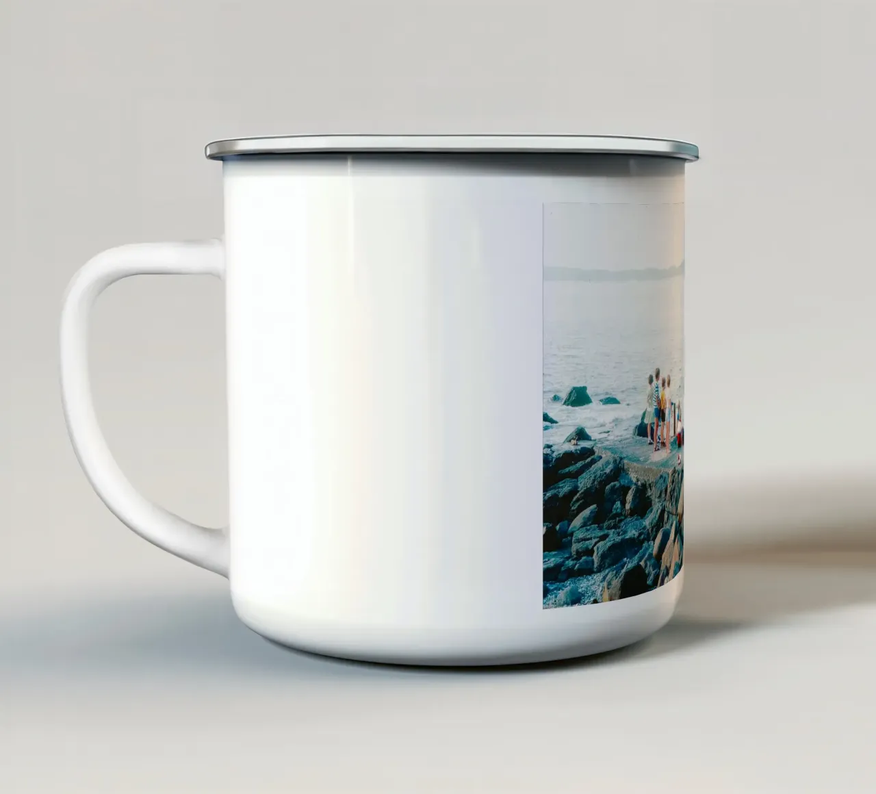 I bambini fanno il bagno in mare tazza in smalto da lesuki