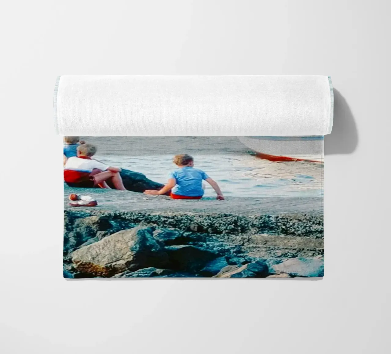 I bambini fanno il bagno in mare telo mare da lesuki