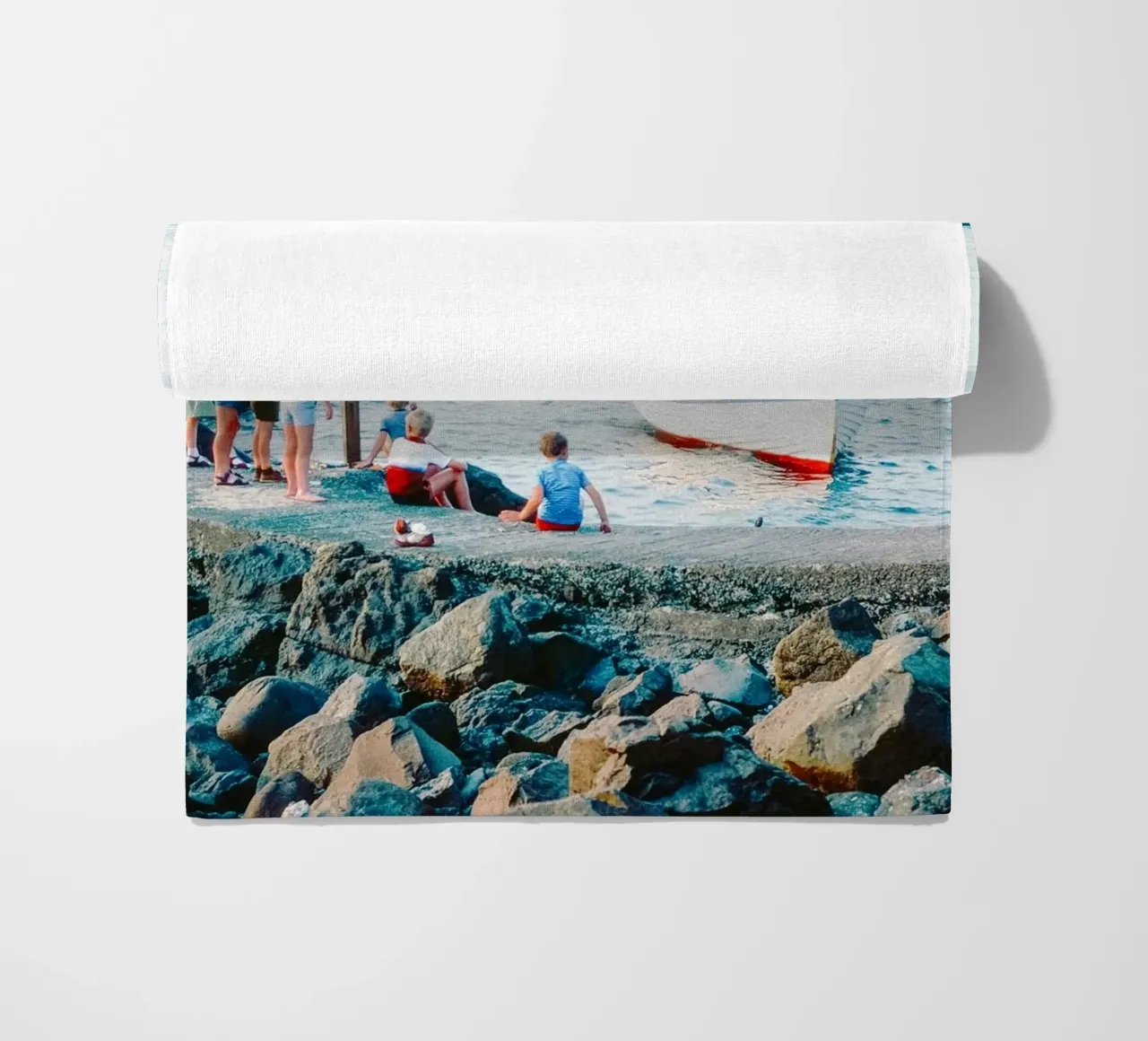 I bambini fanno il bagno in mare telo mare da lesuki