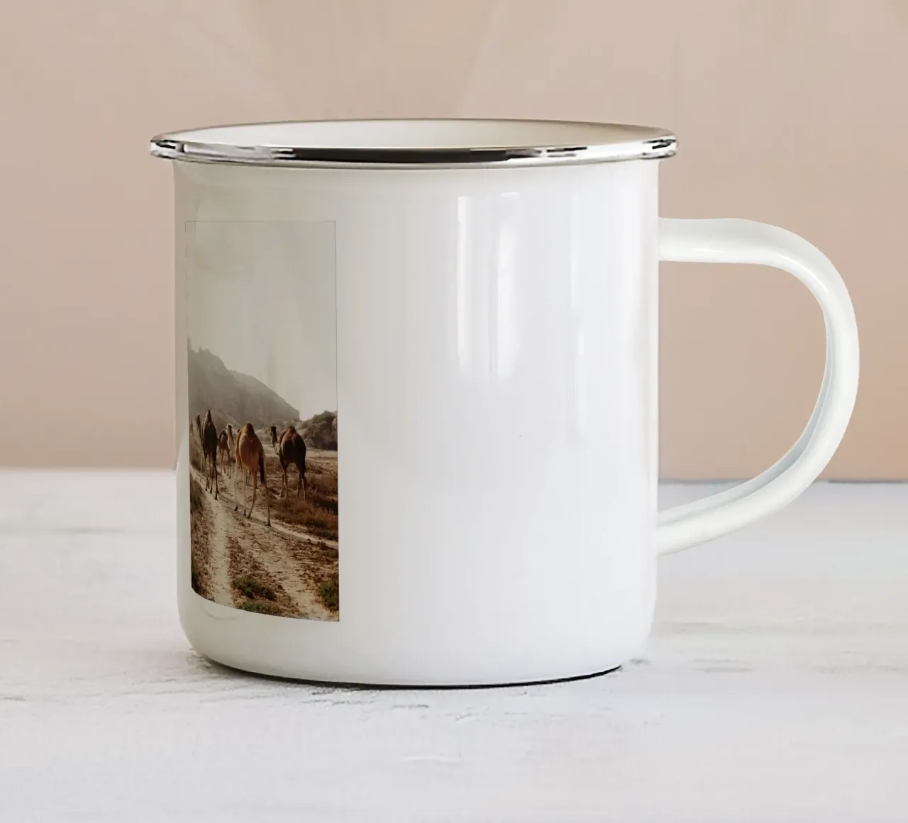 Kamele in Marocco tazza in smalto da Simon Koy