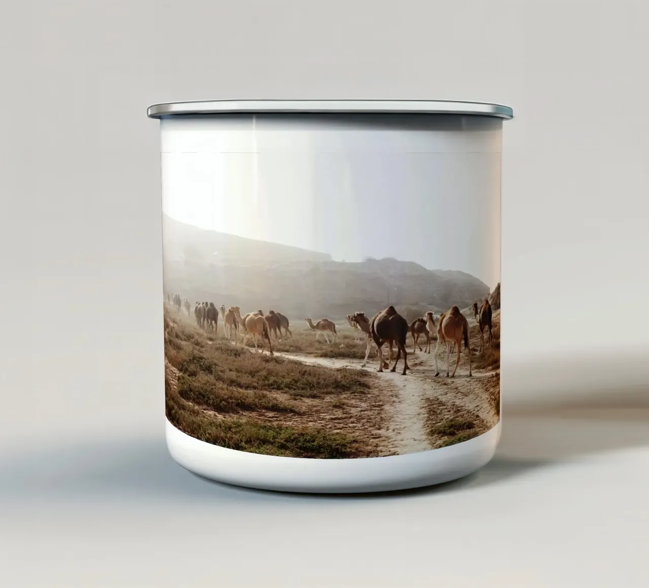 Kamele in Marocco tazza in smalto da Simon Koy