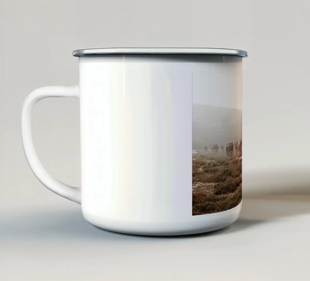 Kamele in Marocco tazza in smalto da Simon Koy