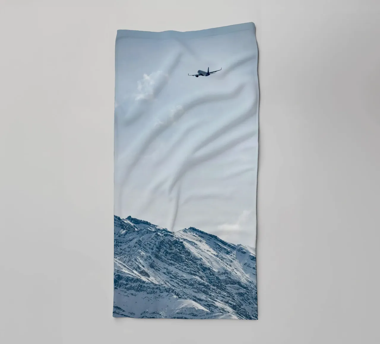plane on mountain asciugamano da bagno da morgal
