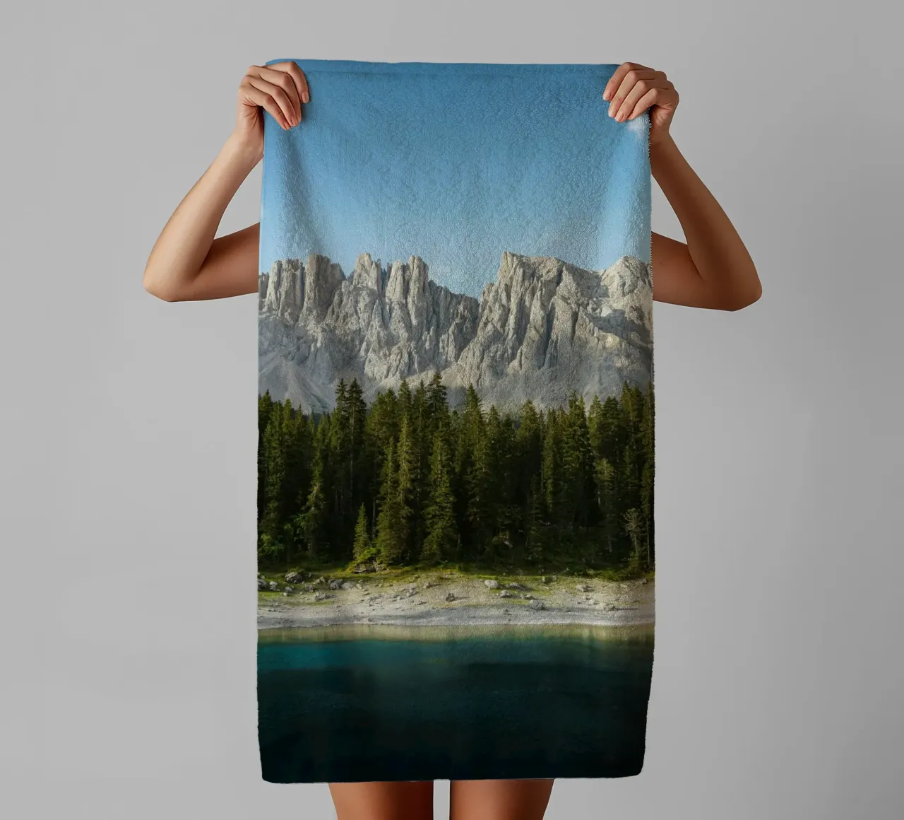 forest on lake asciugamano da bagno da marty
