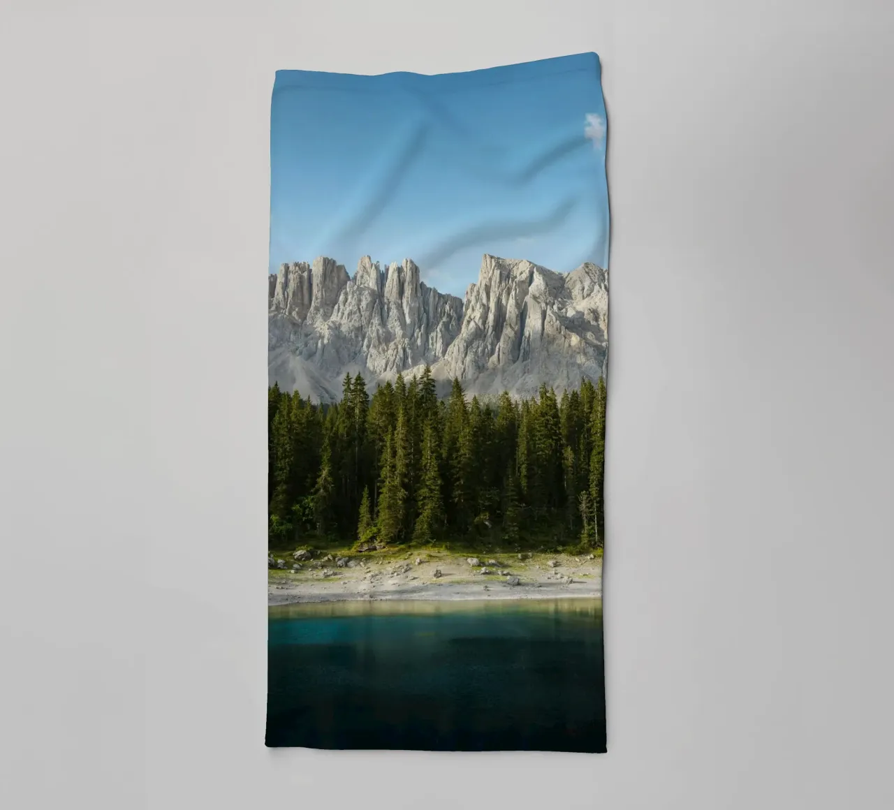 forest on lake asciugamano da bagno da marty