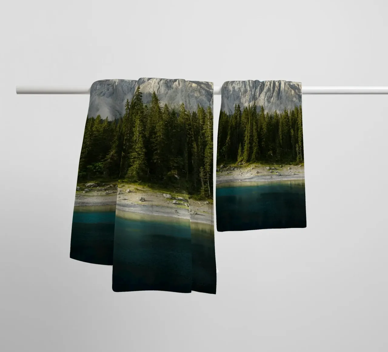 forest on lake asciugamano da bagno da marty
