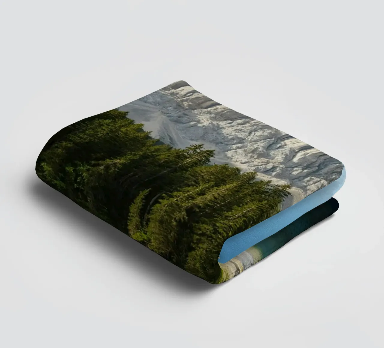 forest on lake asciugamano da bagno da marty