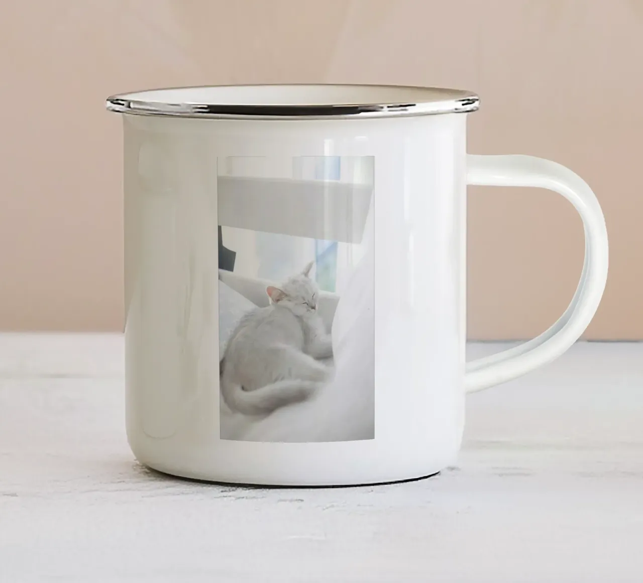 cat in white tazza in smalto da juli
