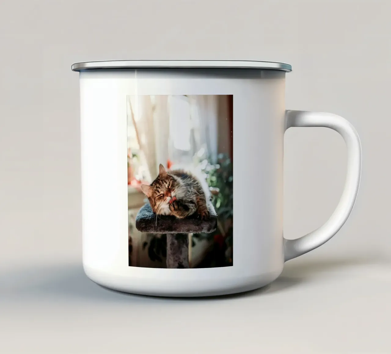 playful cat in house tazza in smalto da juli
