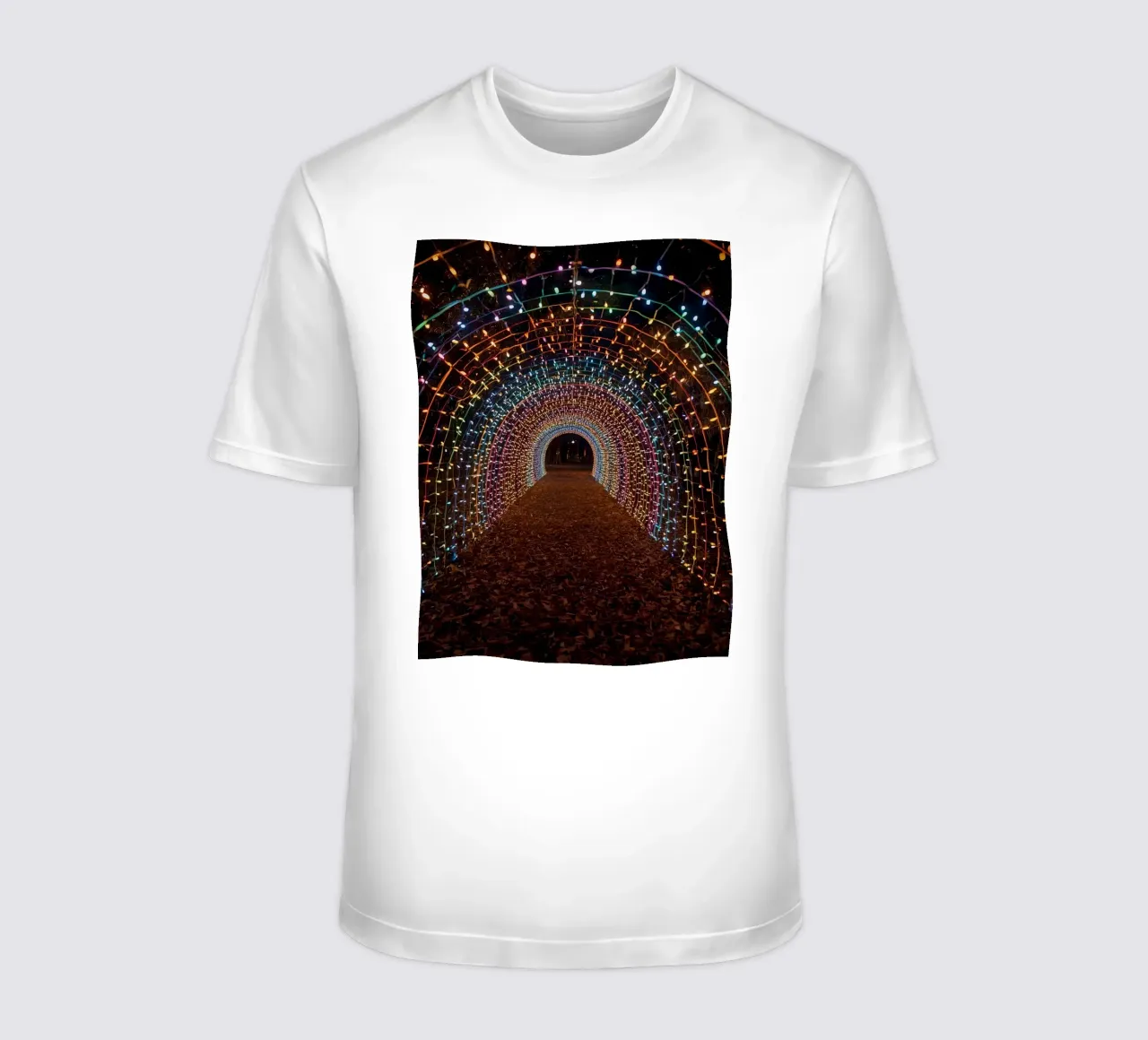 Tunnel ad arco con luci colorate e foglie cadute t-shirt da DesignDoodle