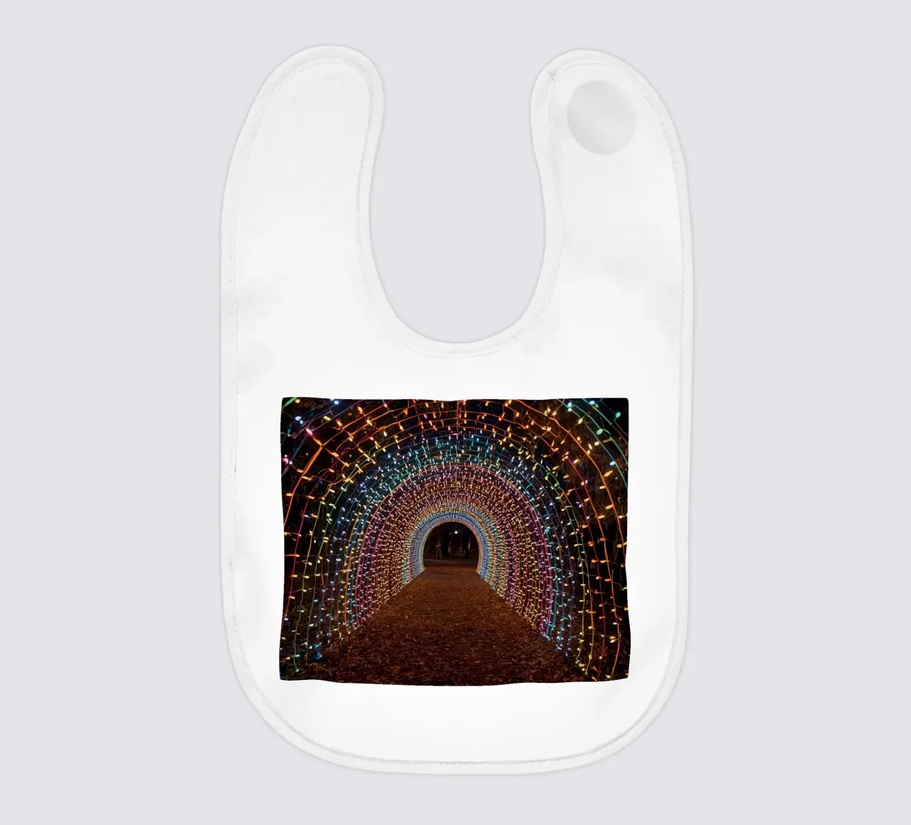 Tunnel ad arco con luci colorate e foglie cadute bavaglino da DesignDoodle