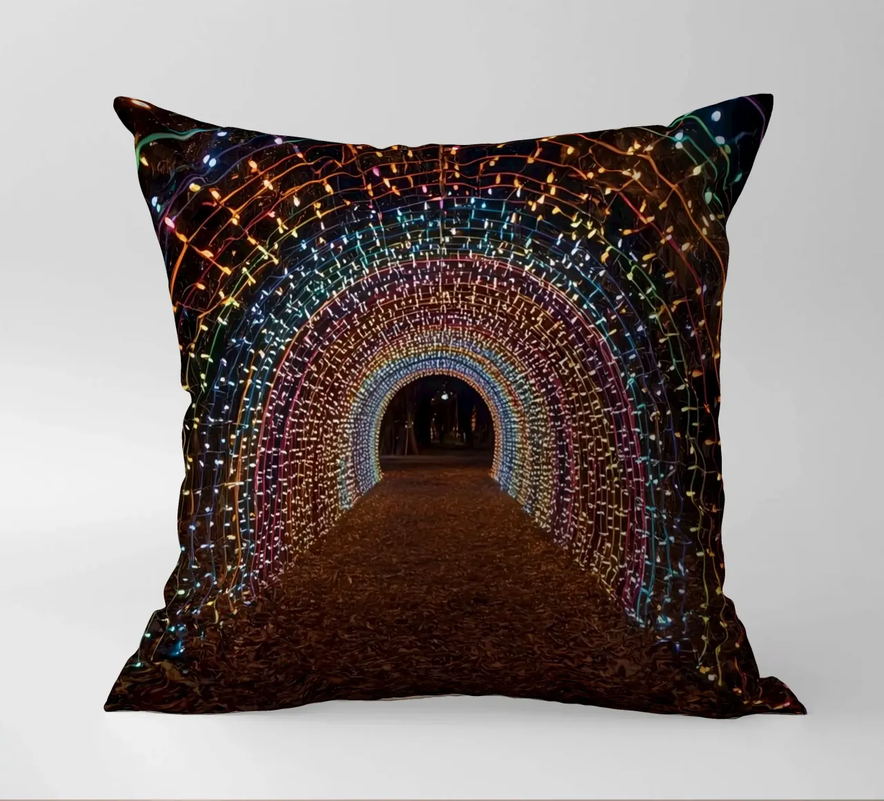 Tunnel ad arco con luci colorate e foglie cadute cuscino da DesignDoodle