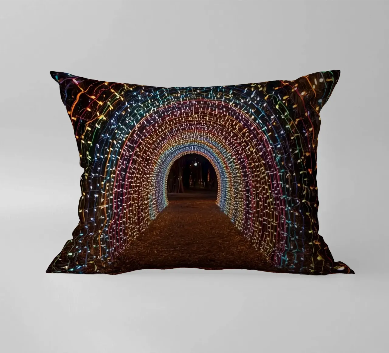 Tunnel ad arco con luci colorate e foglie cadute cuscino da DesignDoodle