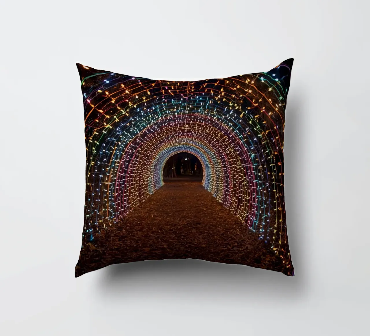 Tunnel ad arco con luci colorate e foglie cadute cuscino da DesignDoodle