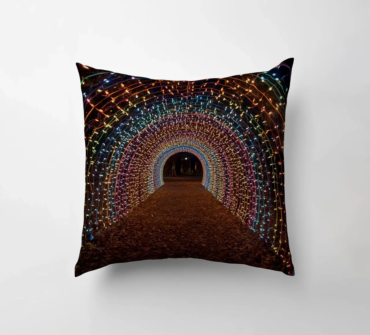 Tunnel ad arco con luci colorate e foglie cadute cuscino da DesignDoodle