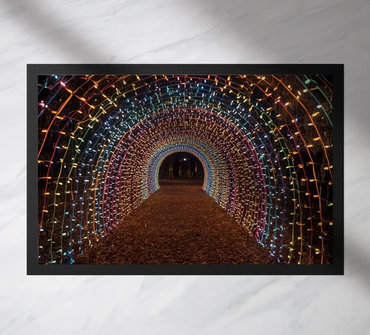 Tunnel ad arco con luci colorate e foglie cadute zerbino da DesignDoodle