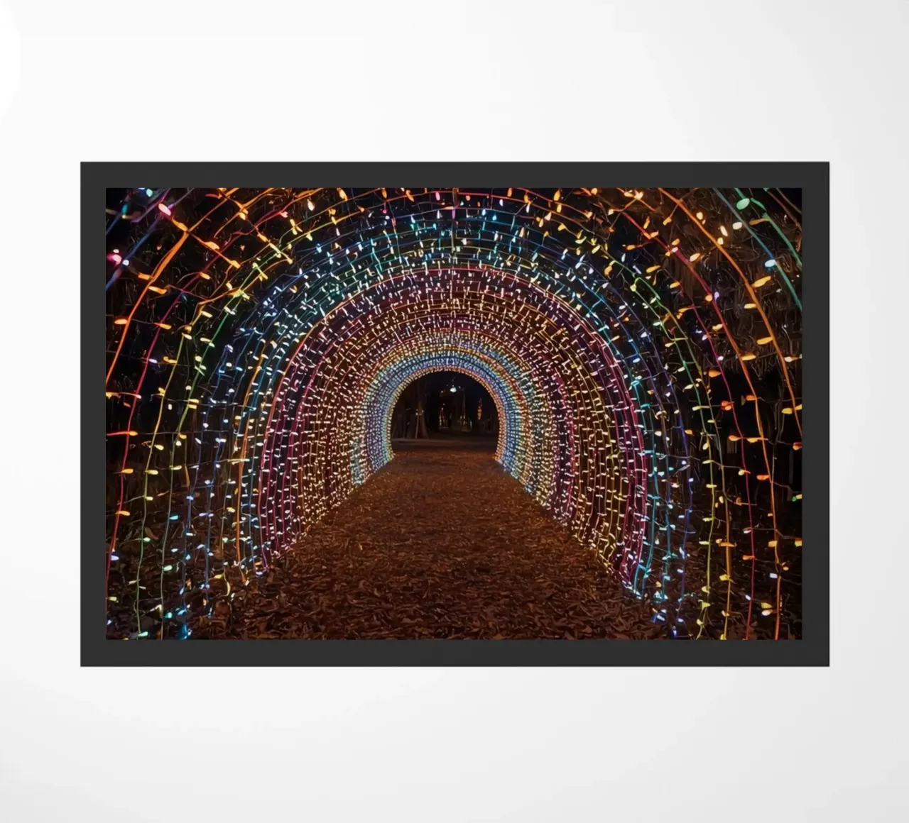Tunnel ad arco con luci colorate e foglie cadute zerbino da DesignDoodle