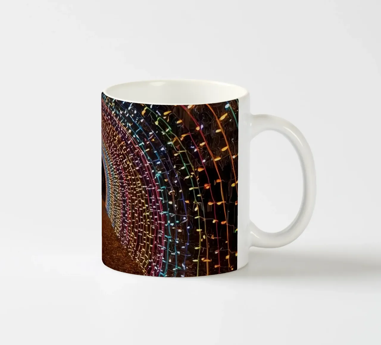 Tunnel ad arco con luci colorate e foglie cadute tazza in ceramica da DesignDoodle