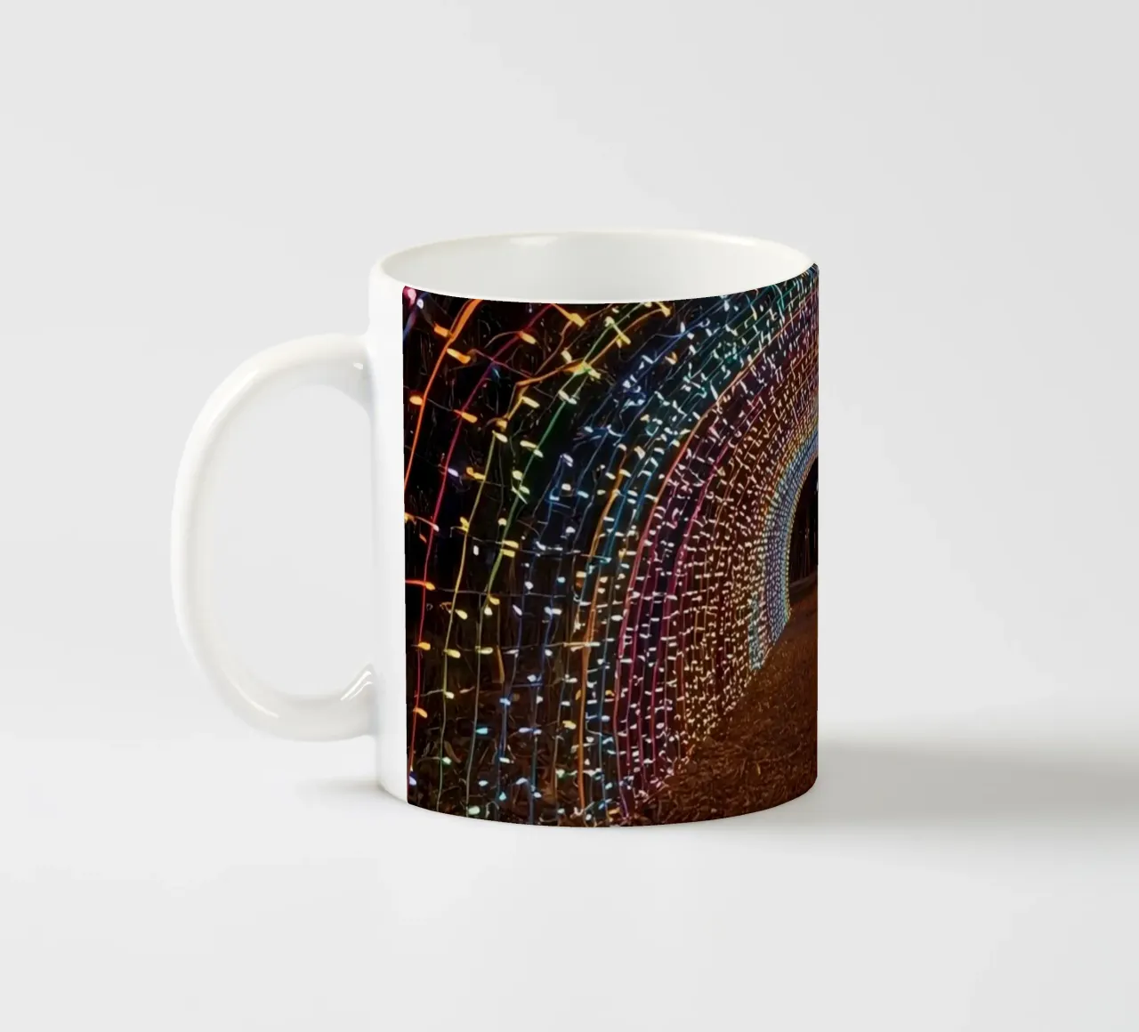 Tunnel ad arco con luci colorate e foglie cadute tazza in ceramica da DesignDoodle