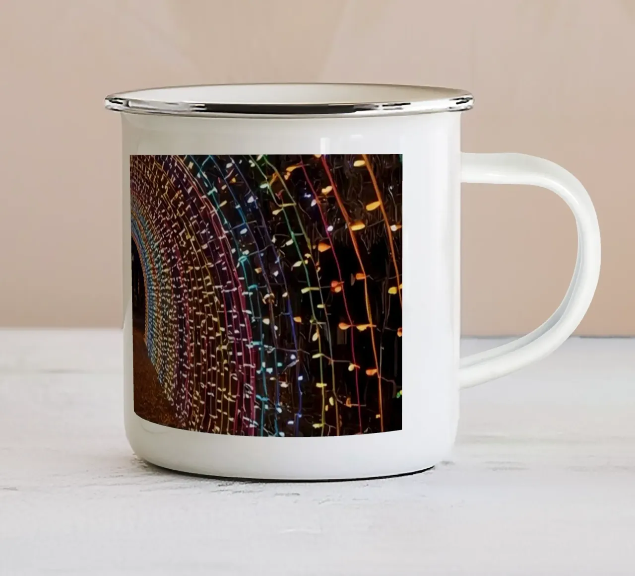Tunnel ad arco con luci colorate e foglie cadute tazza in smalto da DesignDoodle