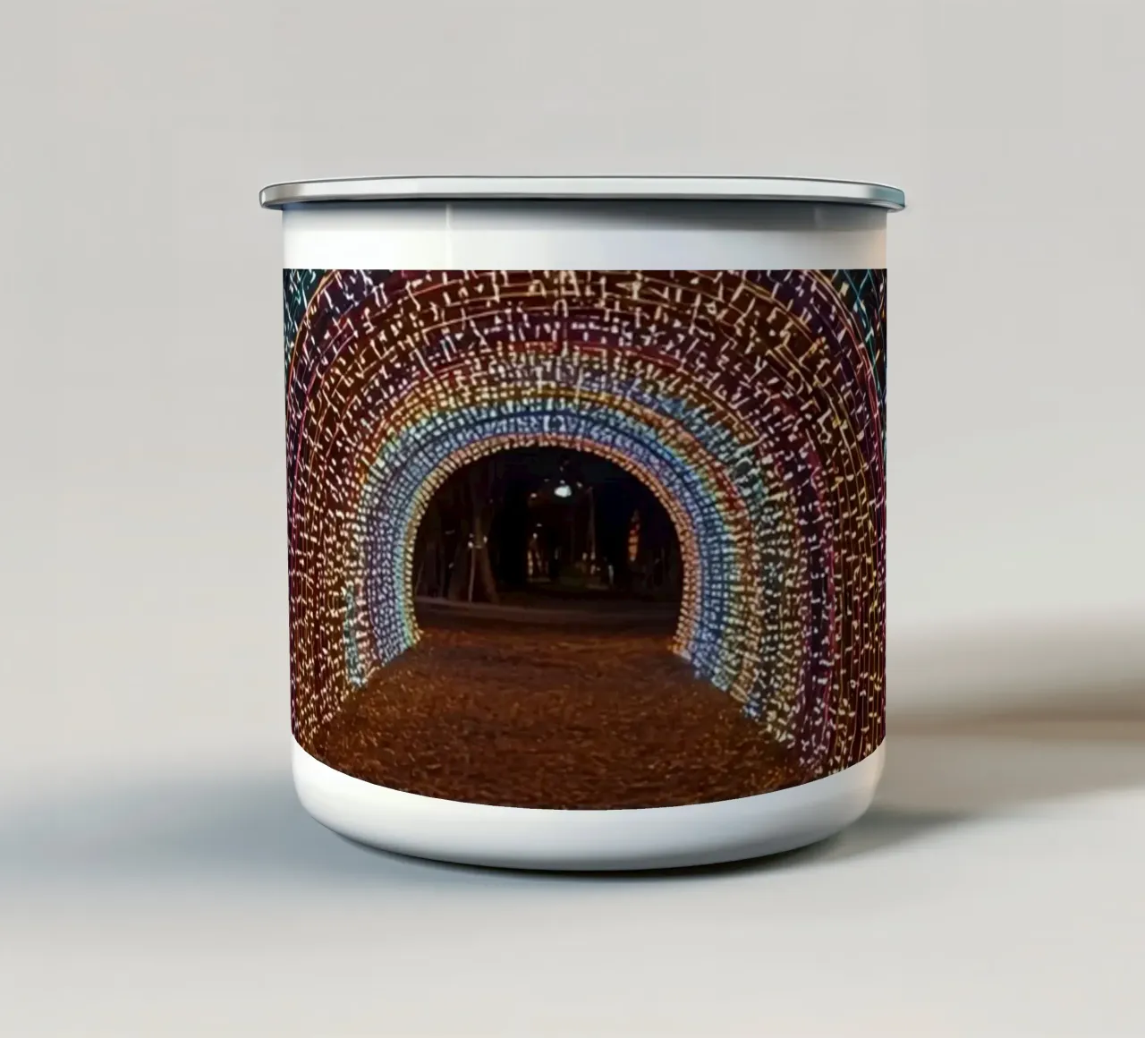 Tunnel ad arco con luci colorate e foglie cadute tazza in smalto da DesignDoodle