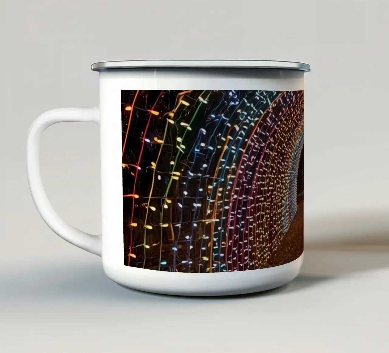Tunnel ad arco con luci colorate e foglie cadute tazza in smalto da DesignDoodle