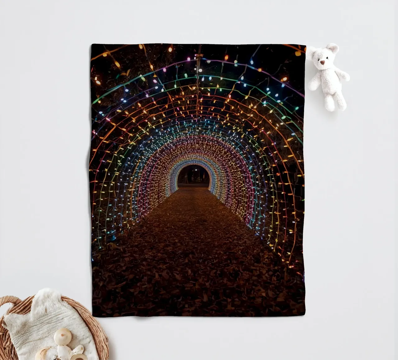 Tunnel ad arco con luci colorate e foglie cadute coperta in pile da DesignDoodle