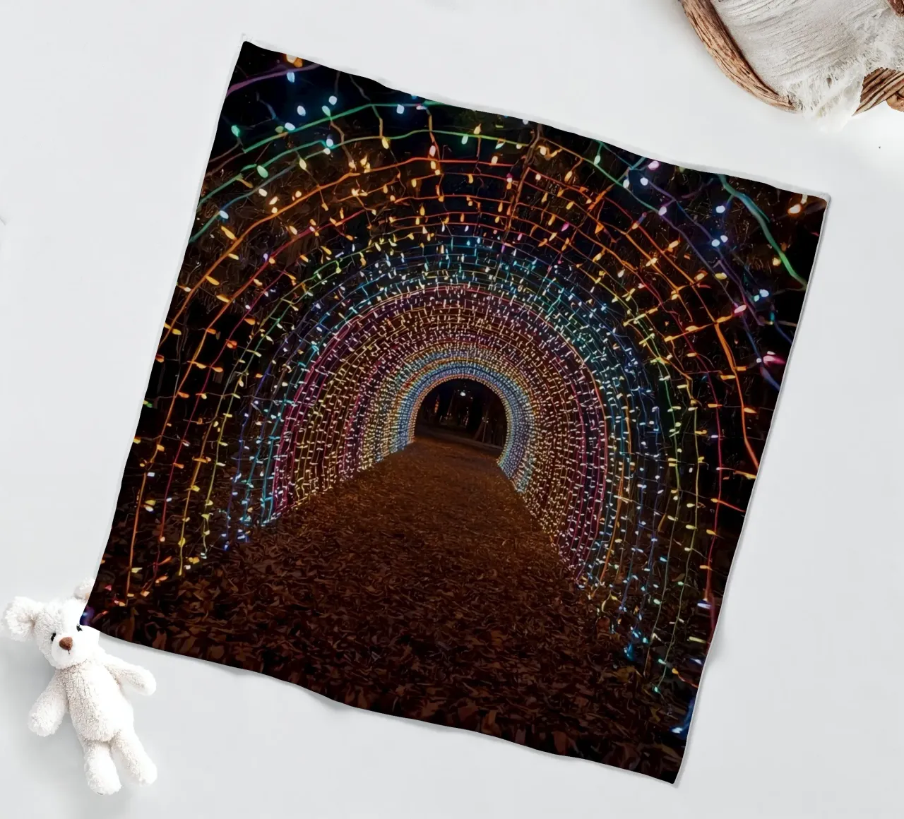 Tunnel ad arco con luci colorate e foglie cadute coperta in pile da DesignDoodle