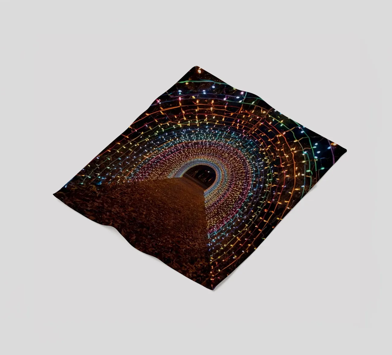 Tunnel ad arco con luci colorate e foglie cadute coperta in pile da DesignDoodle