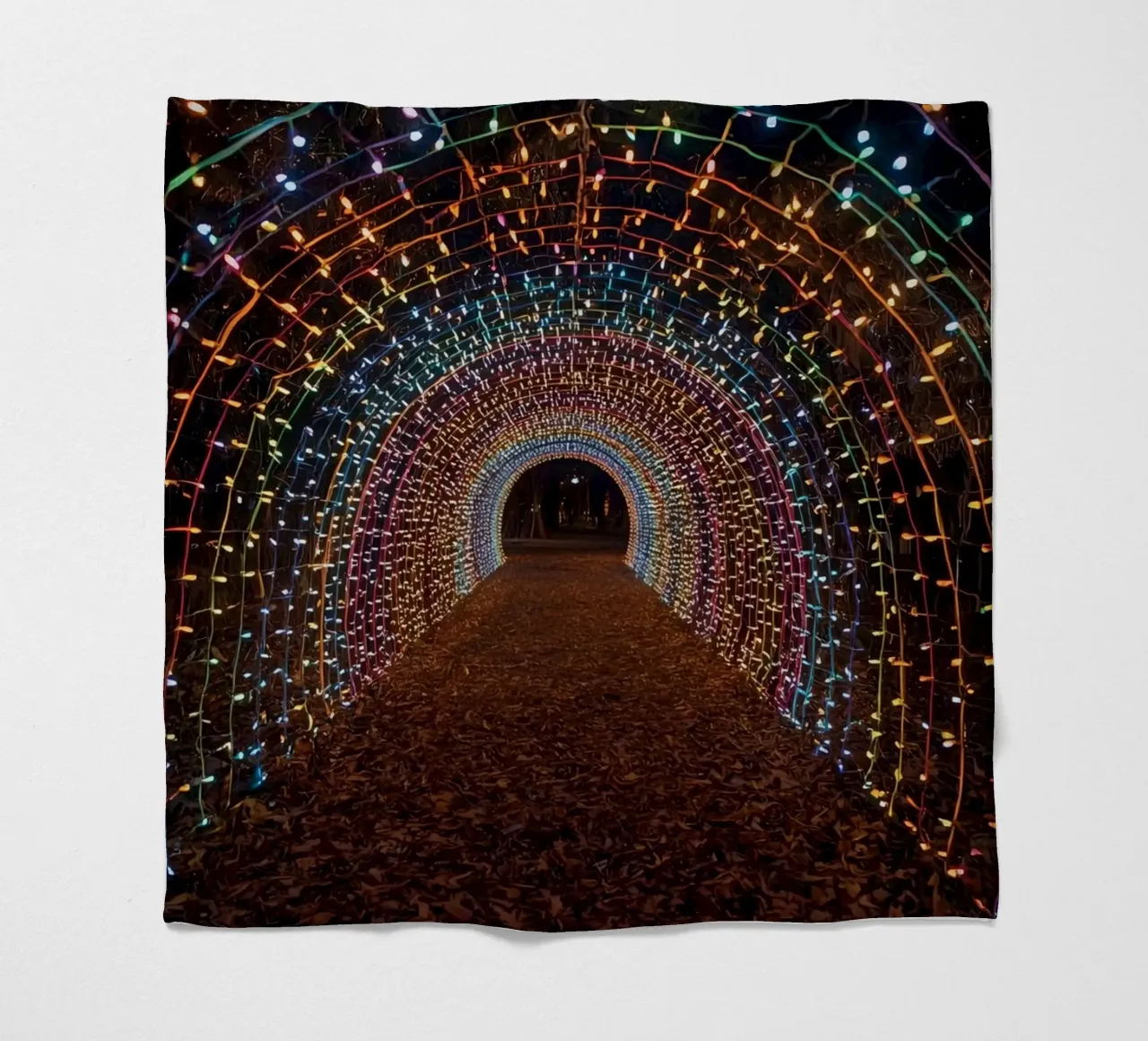 Tunnel ad arco con luci colorate e foglie cadute coperta in pile da DesignDoodle