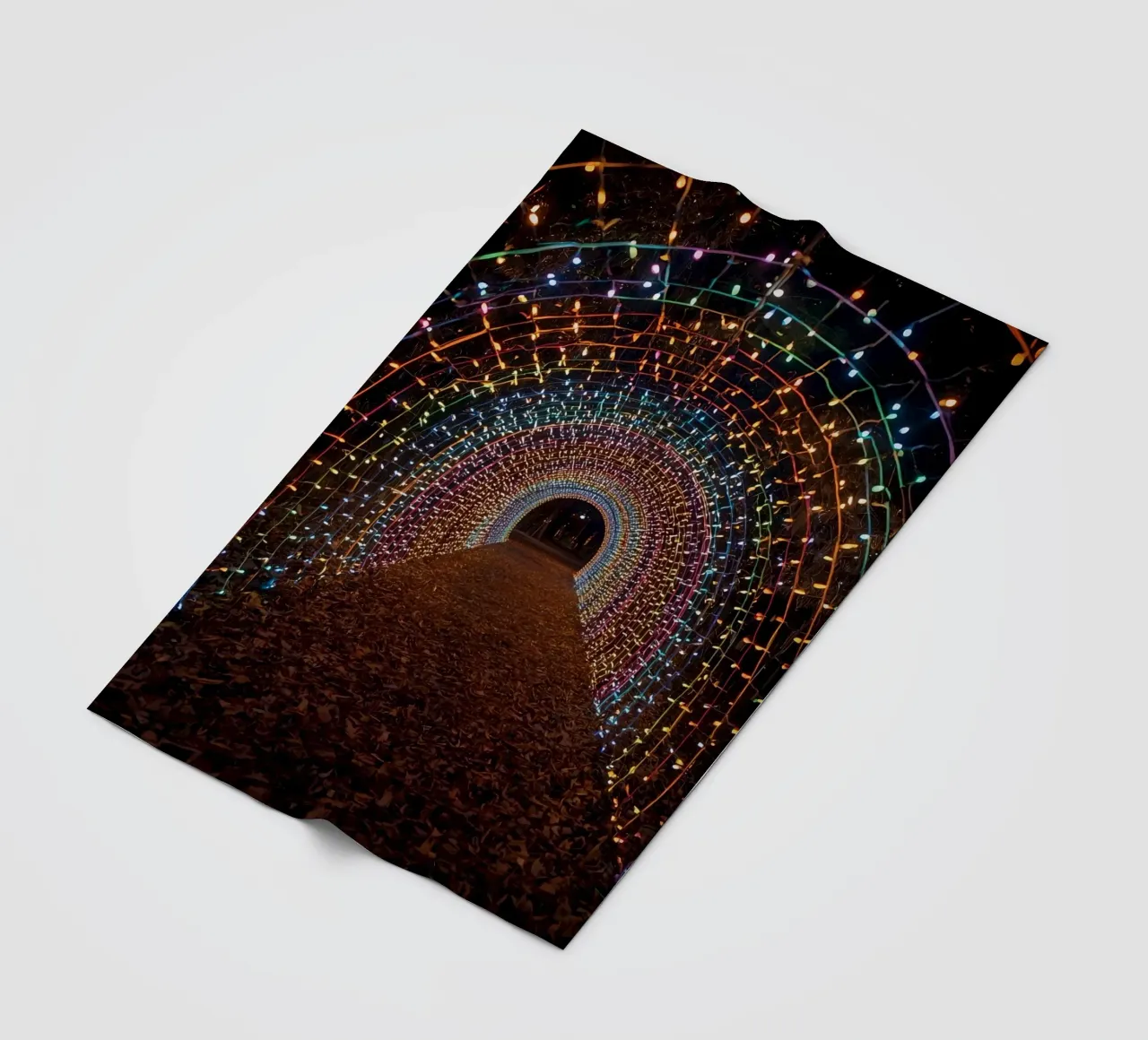 Tunnel ad arco con luci colorate e foglie cadute coperta in pile da DesignDoodle