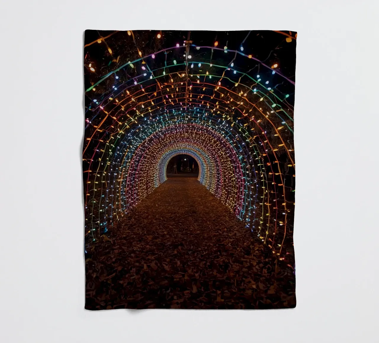 Tunnel ad arco con luci colorate e foglie cadute coperta in pile da DesignDoodle