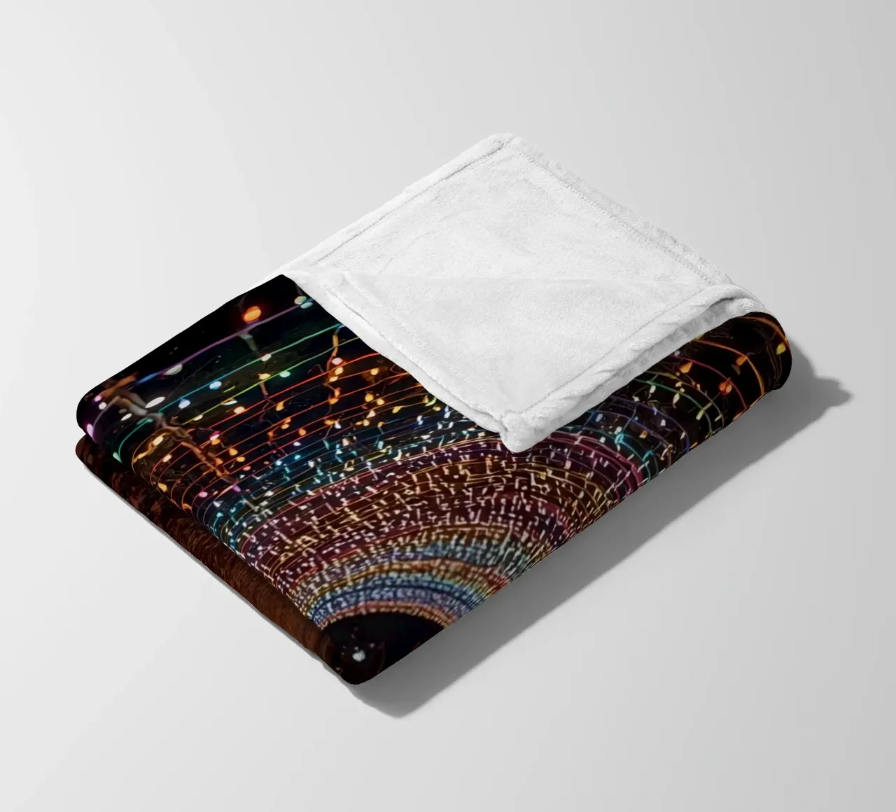 Tunnel ad arco con luci colorate e foglie cadute coperta in pile da DesignDoodle